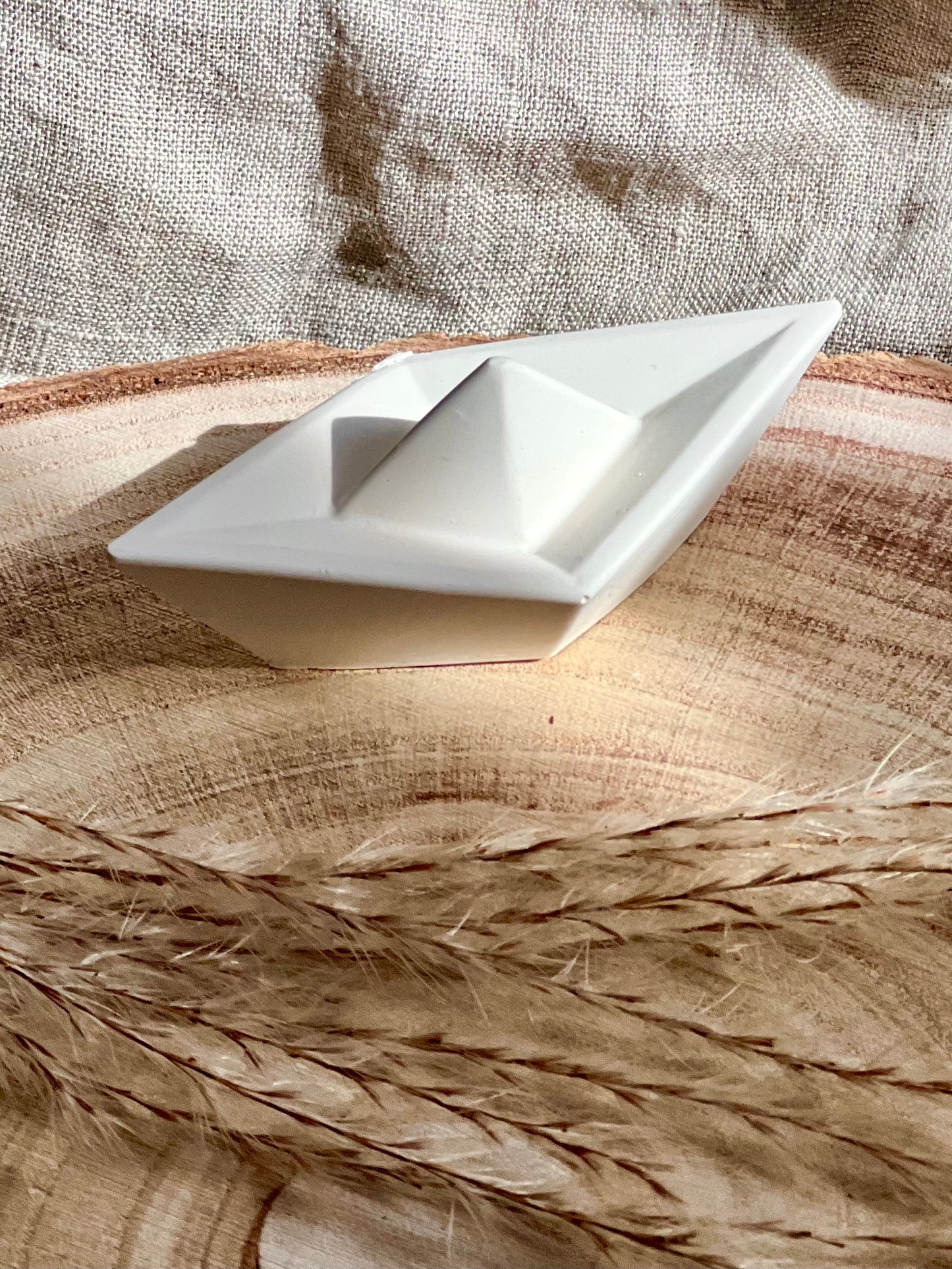 Stoli origami me varkë letre
