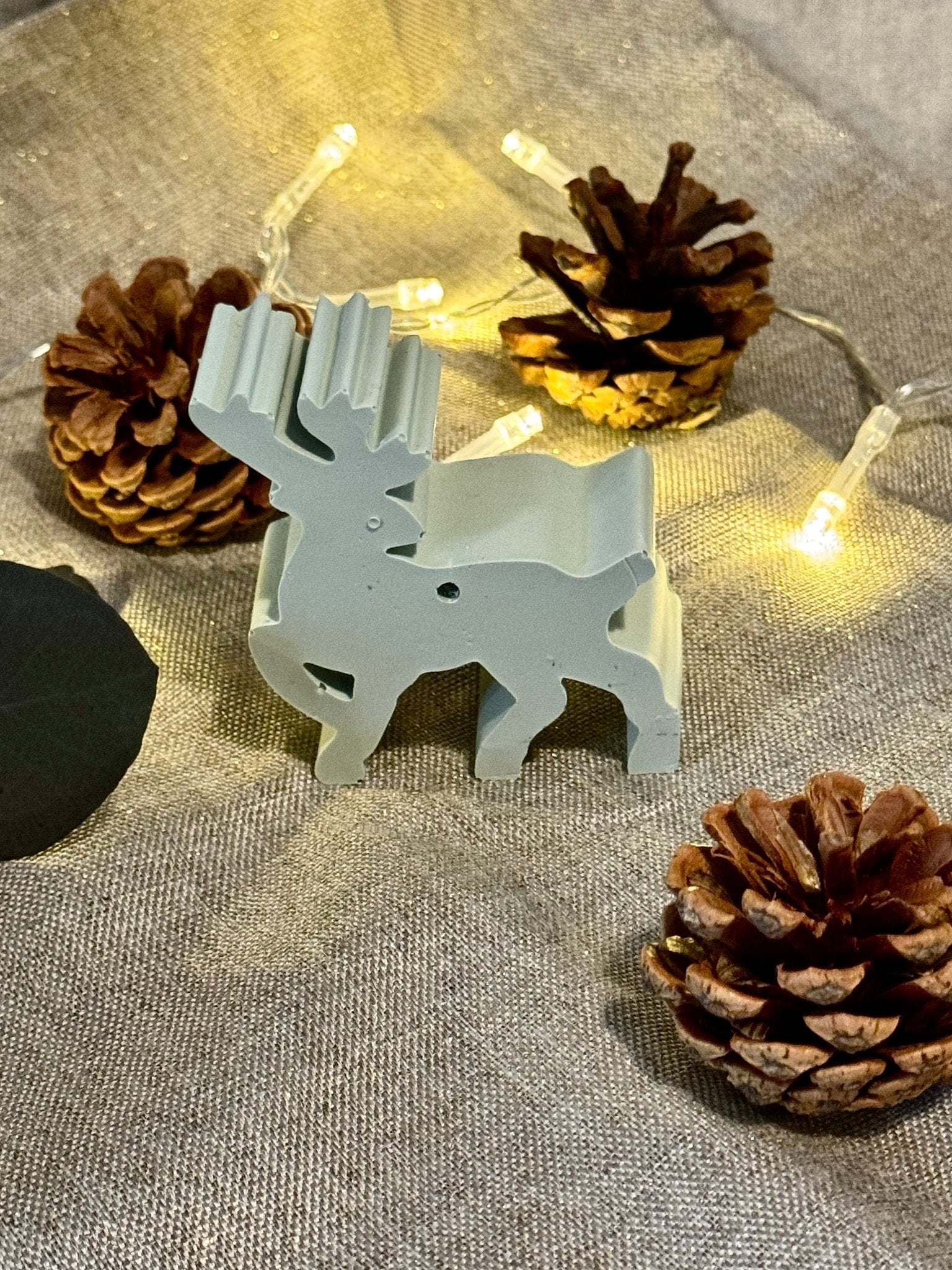 Elegant Reindeer ornament - EMB Pretty