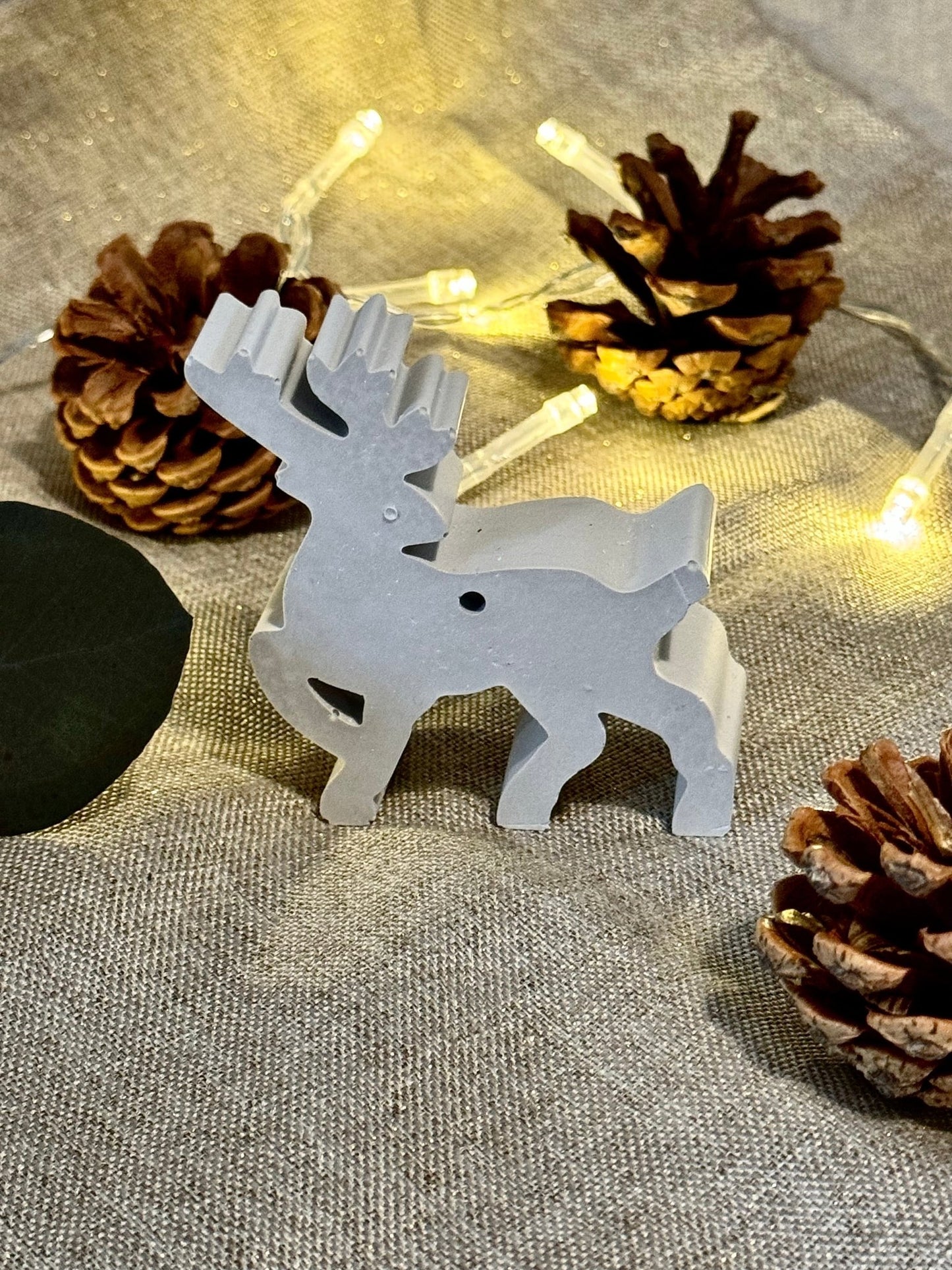 Elegant Reindeer ornament - EMB Pretty